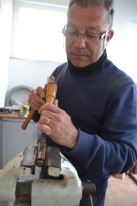Paco Bessó treballant al seu taller